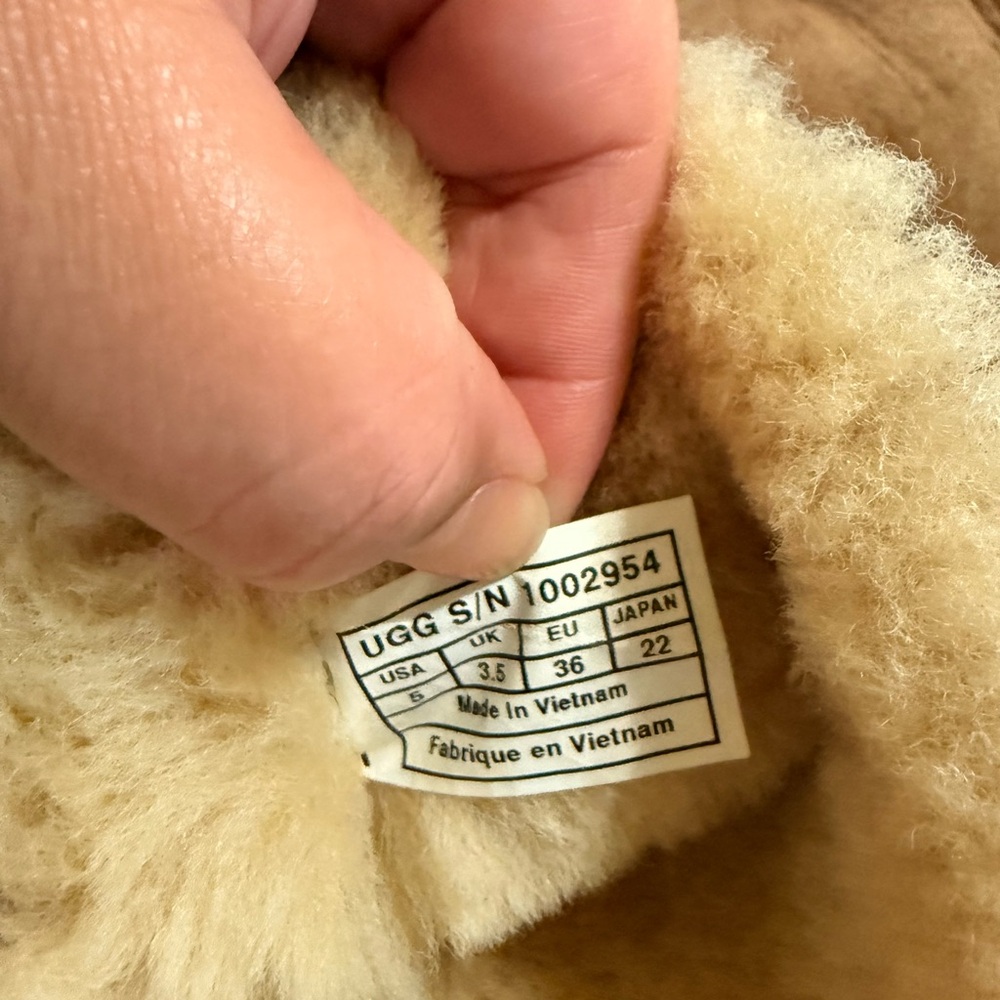 UGG Chestnut/Tan Shearling Lined Boot Interior - image 4